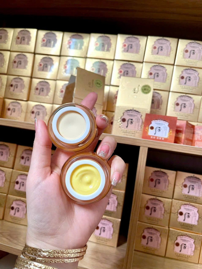 Chất kem mềm mịn thẩm thấu nhanh mà không hề gây bết rít