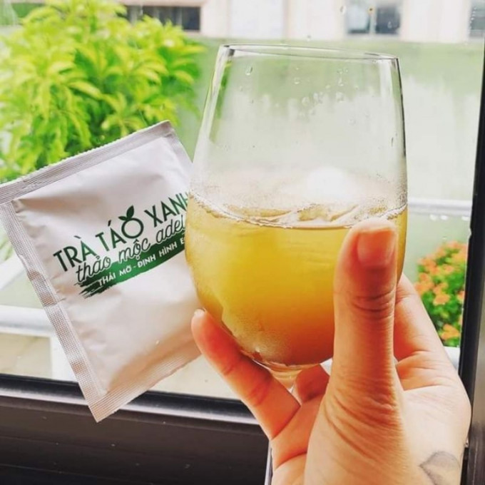 Một hộp trà táo xanh thảo mộc ADELA có chứa 12 gói trà giảm cân.