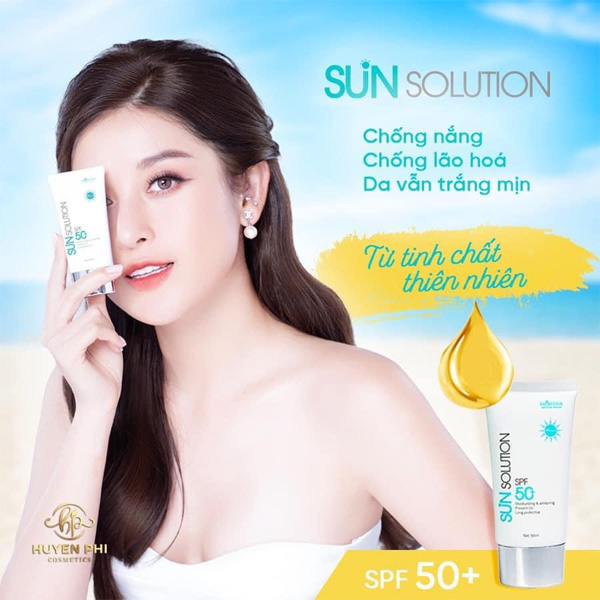 Kem Chống Nắng Huyền Phi còn nổi bật với kết cấu dạng kem mịn, thẩm thấu nhanh, không bết dính hay lộ vân