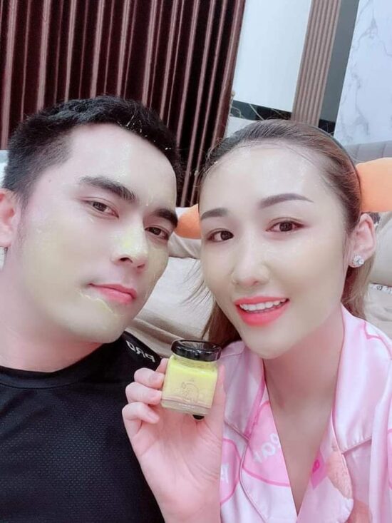 Được chiết xuất từ cao nghệ, vitamin E, dầu hạt nho, mật ong và sữa ong chúa, sản phẩm an toàn và lành tính