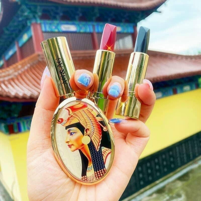 Thiết kế độc đáo với 2 đầu son, tổng cộng 6 màu trendy trên một thỏi