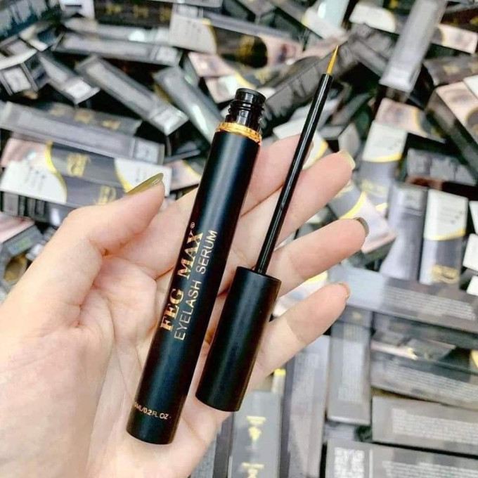 Dưỡng Mi FEG Max là sản phẩm được nhiều người tin dùng nhờ công thức giàu dưỡng chất, giúp kích thích mọc mi